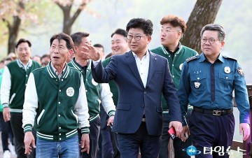 ‘대청호 대덕뮤직페스티벌’ 개막식 참석하는 김홍태 대덕구의회 의장과 최충규 대덕구청장