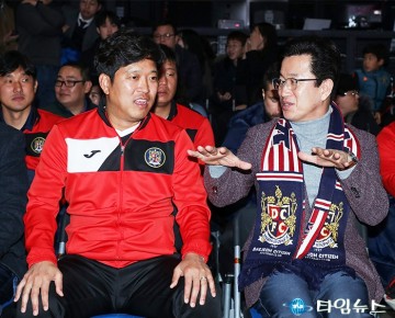 대화 나누는 허태정 대전시장과 대전시티즌 고종수 감독