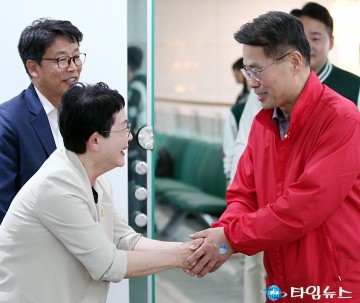 인사 나누는 박정현 국회의원 당선자와 박경호 전 당협위원장