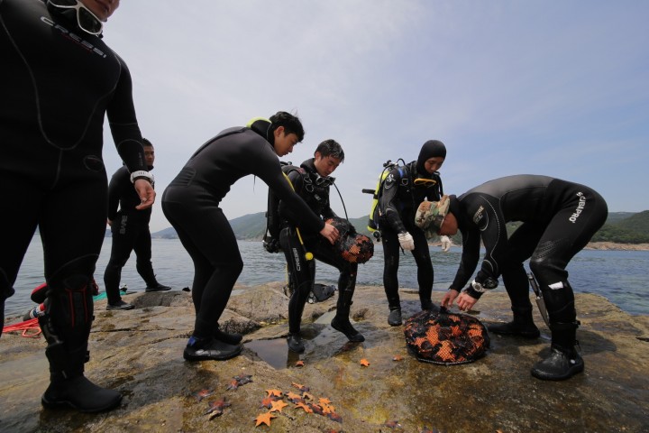 한국타이어 동그라미 봉사단, 항도마을에서 수중 정화 봉사활동 진행
