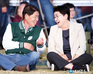 ‘대청호 대덕뮤직페스티벌’ 개막식 참석한 김홍태 대덕구의회 의장과 박정현 국회의원 당선자