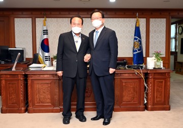 김영만 군위군수, 국무총리 만나 “대구시 편입”등 현안 협조 요청