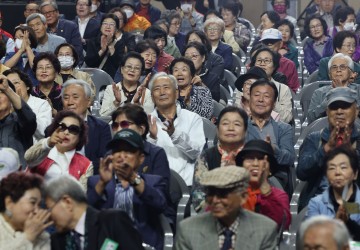  50세 이상이 말하는 노인 기준은 ‘68.5세’… “한 달 198만 원은 있어야