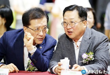 대화 나누는 조원휘 시의장과 이장우 대전시장