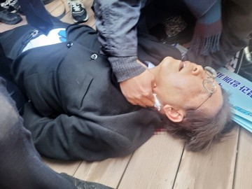 이재명, 부산 가덕도 신공항 부지 방문 중 흉기로 피습, 가해자 현장검거..