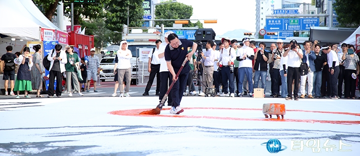 대전사회혁신센터, ‘대전 0시 축제’ 붓글씨 퍼포먼스 성료
