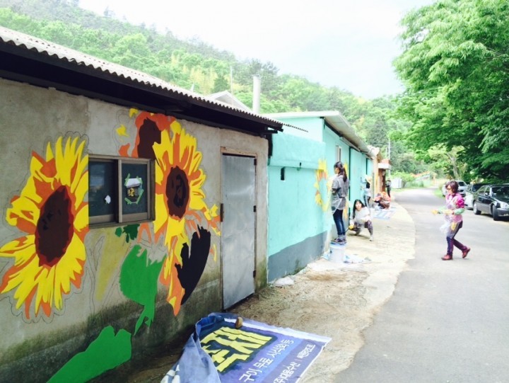 남해군 삼동면 둔촌마을, 해바라기 벽화로 ‘꽃단장’