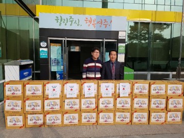 권영정 쌈촌영주점 휴천3동에 라면 50박스 전달