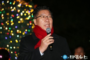성탄 트리 점등식에서 축사하는 송활섭 대전시의회 의원