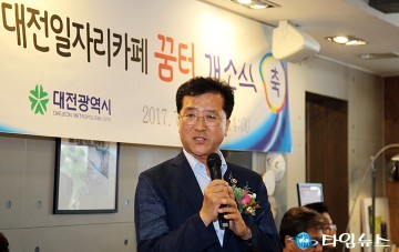 덕담하는 대전시의회 조원휘 부의장