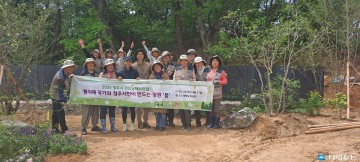 황지해 작가, 2025 청주 가드닝 페스티벌 작품 ‘틈’ 시민정원사들과 함께 조성