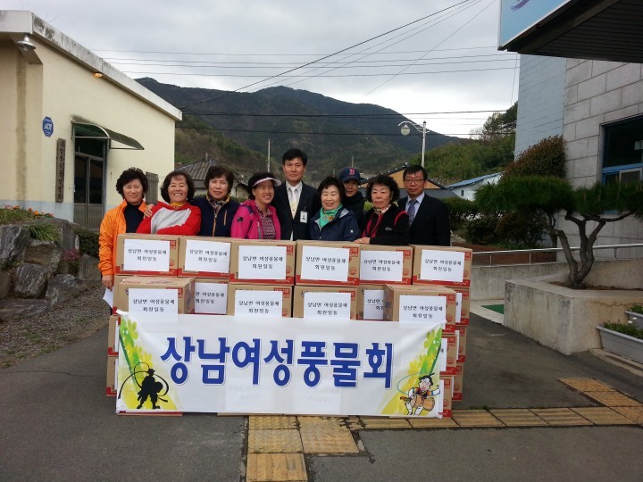 상남 여성풍물회, 경로당 라면 전달
