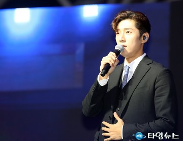 ‘대전 0시 뮤직페스티벌’에서 공연하는 고은성