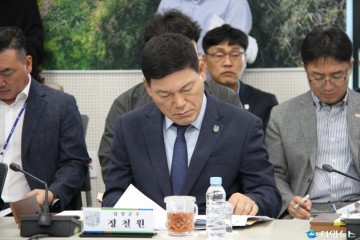제18차 전남시장‧군수협의회 정례회에 참석해 협의 안건을 보고 있는 정철원 담양군수   