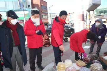 예천군의회, 설맞이 전통시장 장보기 동참