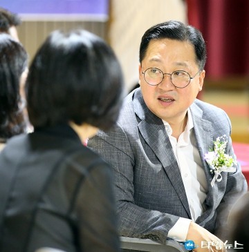 보육인들과 대화 나누는 이장우 대전시장
