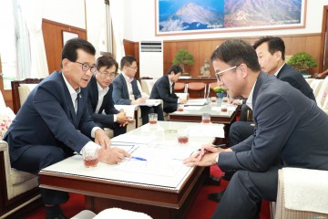  이시종 충북지사 한병도 청와대 정무수석에게 강호축 국가균형발전 5개년 반영 강력 건의