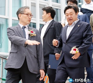 효동 행정복지센터 신청사 개청식에서 대화 나누는 유득원 부시장과 송인석 시의원