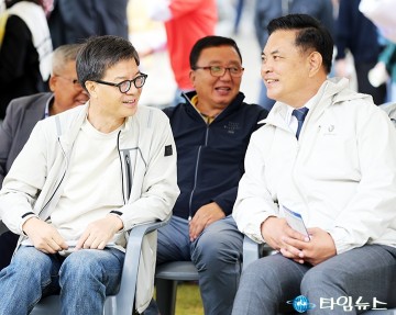 ‘대덕구민의 날’ 행사에서 대화 나누는 이석봉·박영순