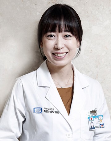 [건강칼럼] 잘못된 양치질‧뻣뻣한 칫솔모 ‘치경부마모증’ 유발