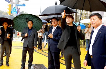 여성용 유성구의회 부의장, 아이파크 건널목에 바닥신호등 설치 건의