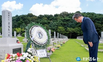 정용래 유성구청장, 광복 80주년 맞아 홍범도 장군 묘역 참배