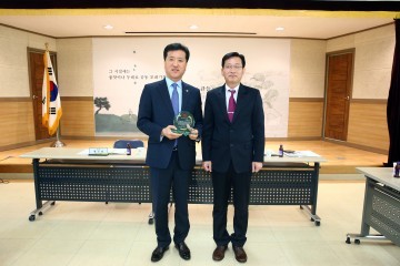 대전시의회 조원휘 의원, 관평동 발전유공 감사패 받아!