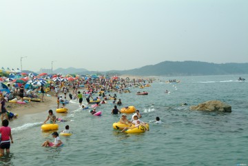 올 여름 더위는 울진군 바다에서 날려 버리세요!