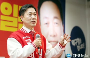 선거사무소 개소식에서 인사말 하는 이택구 국회의원 예비후보