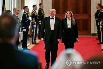 멜라니아 한달만에 백악관 행사에…부부 나란히 '턱시도 패션'