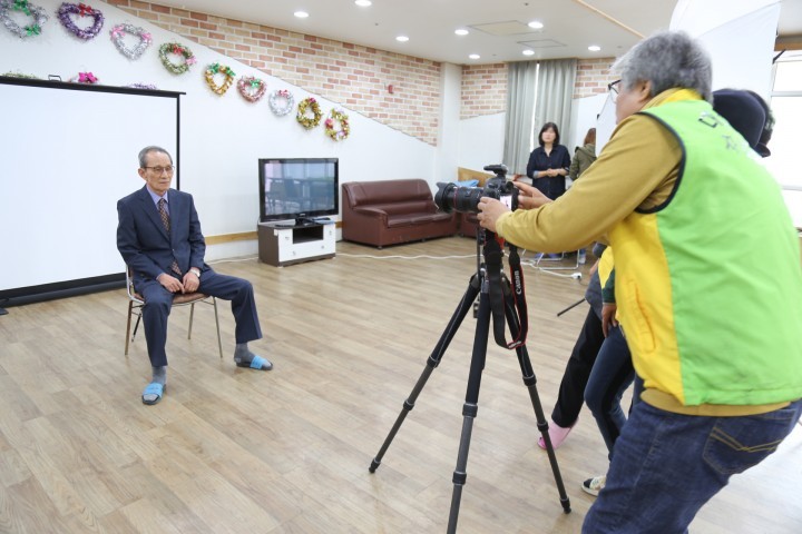 대전충남병무청, ‘행복더하기 봉사단’  어르신 장수사진 촬영행사 가져