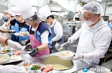 “장각탕 한 그릇에 담은 사랑”…이장우 대전시장, 초복 봉사 팔 걷었다