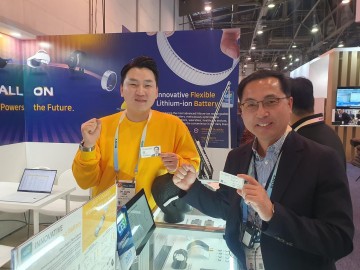  ‘CES 2024’ 대전관 둘러보는 박희조 동구청장