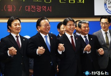 기념사진 찍는 김부겸 행정안전부장관