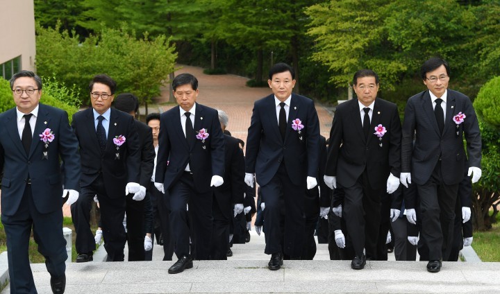 헌화·헌향하는 박용갑 중구청장