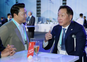최태원 "우리가 압도…이제 시작", 이재용 "열심히 하고있다"