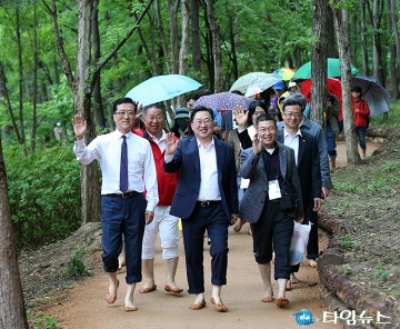 이장우 대전시장·조원휘 대전시의장, 한밭수목원 ‘맨발걷기 산책로’ 함께 걸어요!