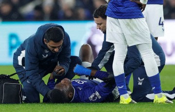 ‘침대 축구’ 퇴출할까… FIFA, “부상 치료 시 1분간 입장 제한” 검토