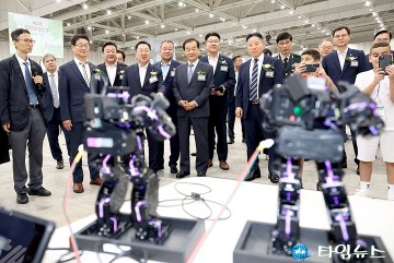‘로봇융합 페스티벌’에서 로봇 바라보는 이장우 대전시장
