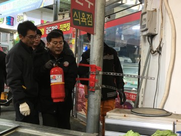  영주시 전통시장 좁은 골목길의 안전지킴이 보이는 소화기 전달식