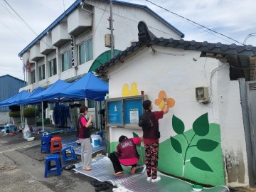 국립한밭대 학생 83명, 금산서 벽화그리기 봉사…마을 가치 확산