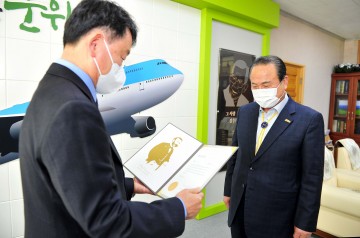 군위군수 김영만, 대한적십자사 헌혈유공장‘은장’