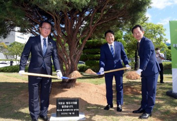 강기정 광주시장, 기념식수