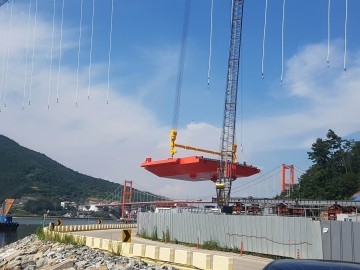 ‘제2남해대교’ 상판 거치 작업 돌입