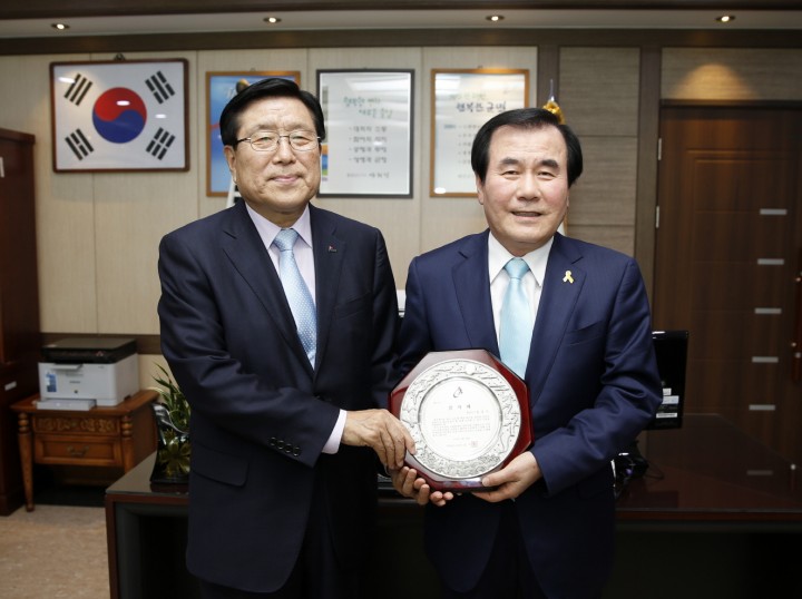 한상기 태안군수, 道 교육감으로부터 감사패 받아