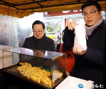 이장우 대전시장·정명국 시의원, 시장 골목서 붕어빵으로 민심 굽다