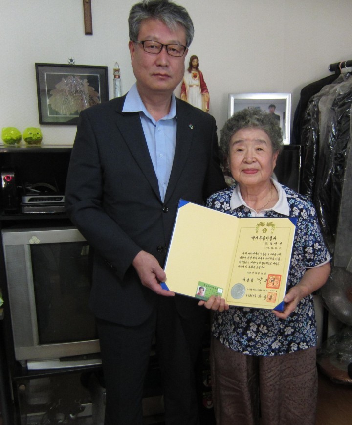 충주보훈지청, 독립유공자 故 정석진 선생 후손에 국가유공자증서 전수