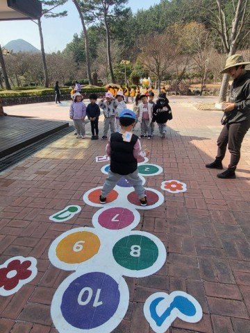 광양 백운산자연휴양림, 호기심 쑥쑥 자라는 어린이 놀이터 바닥판 조성 