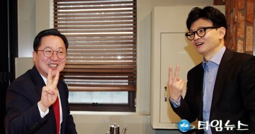 포즈 취하는 이장우 대전시장과 한동훈 비대위원장