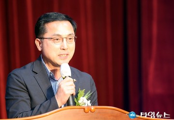 신흥초등학교 ‘개교 100주년 기념식’에서 축사하는 박희조 동구청장